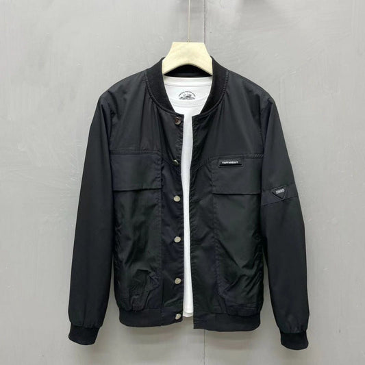 Schwarze Bomberjacke aus Nylon mit Knopfleiste, auf einem Kleiderbügel vor grauem Hintergrund. Modische Herrenjacke, ideal für Herbst und Winter.