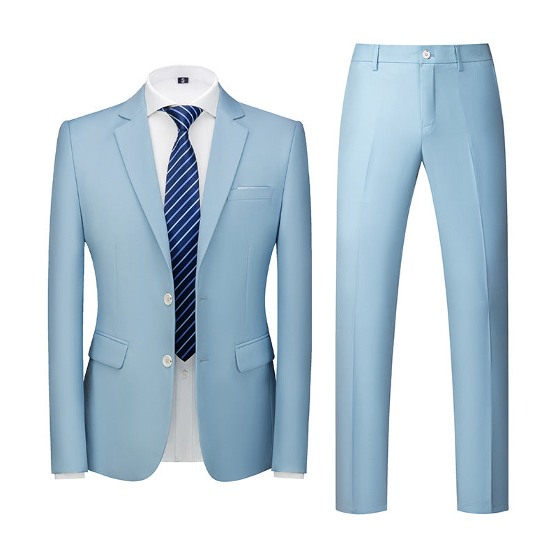 Hellblauer Anzug für Herren mit Sakko, Hose, weißem Hemd und gestreifter Krawatte. Elegante Businessmode, ideal für formelle Anlässe.