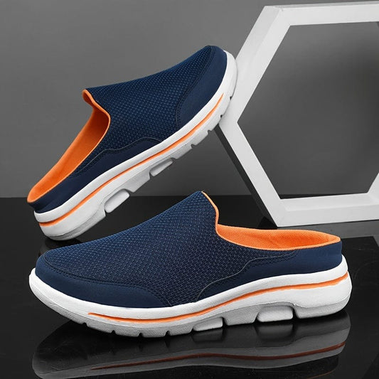 Dunkelblaue Herren-Slipper mit weißer Sohle und orangefarbenem Innenfutter, atmungsaktiv und bequem, ideal für Freizeit und Sommermode.