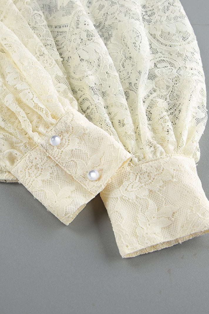 Damen-Spitzenbluse mit dekorativem Bindekragen im Detail
