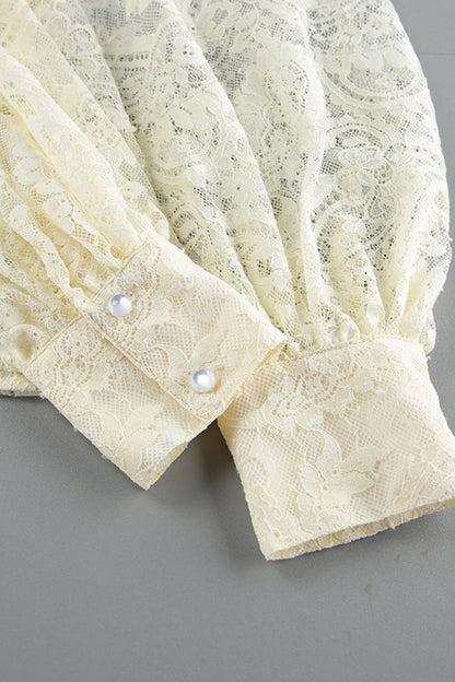 Damen-Spitzenbluse mit dekorativem Bindekragen im Detail