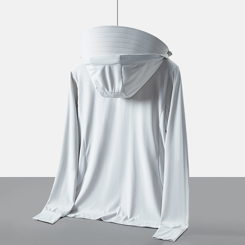 Weiße, langärmlige Kapuzenjacke aus leichtem Material, modern und minimalistisch, ideal für Sport und Freizeit. Perfekt für Herrenmode und Outdoor-Aktivitäten.