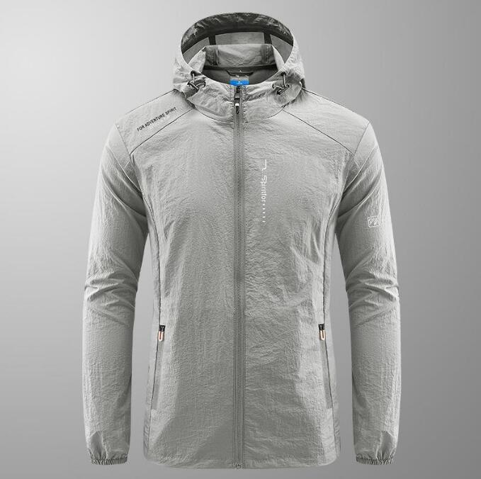 Graue Herren-Windjacke mit Kapuze, Reißverschluss und Taschen. Leichtes, atmungsaktives Material, ideal für Outdoor-Aktivitäten und Sport.