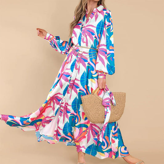 Frau in farbenfrohem, geblümtem Maxikleid mit langen Ärmeln, hält eine Strohtasche. Modetrend, Sommerkleid, Boho-Stil, Damenmode.
