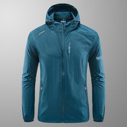 Blauer Outdoor-Windbreaker mit Kapuze, Reißverschluss und Taschen. Leichte, atmungsaktive Jacke für Herren, ideal für Wandern und Sport.