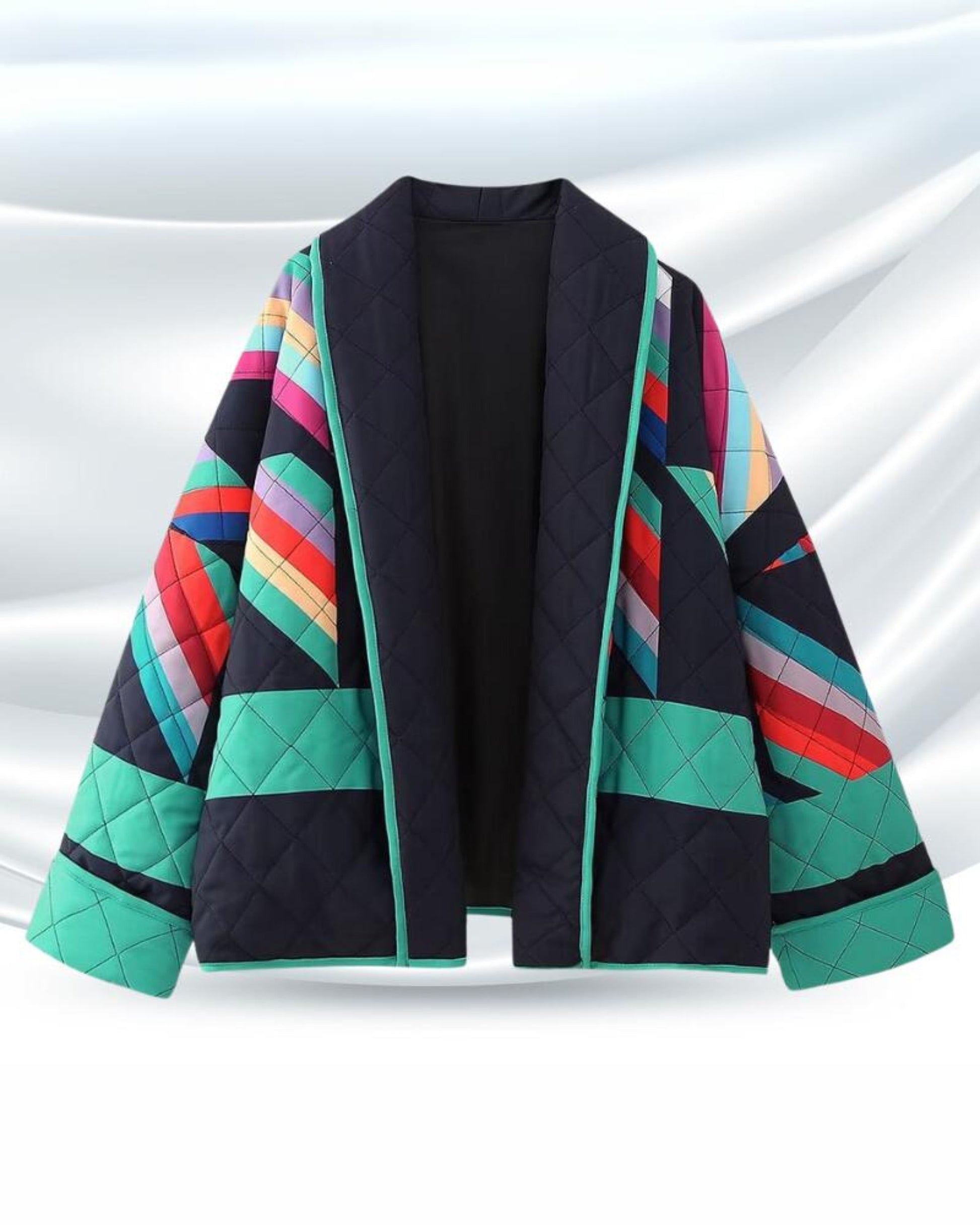 Bunte gesteppte Jacke mit geometrischem Muster, schwarzem Innenfutter und türkisfarbenen Akzenten, vor weißem Hintergrund drapiert.