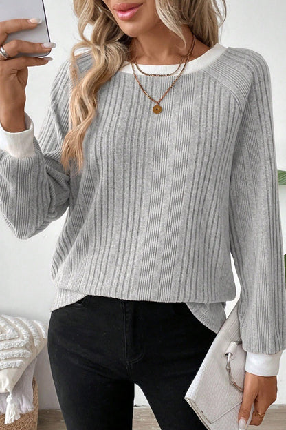 Gerippter Pullover stilvoll zu verschiedenen Outfits kombiniert