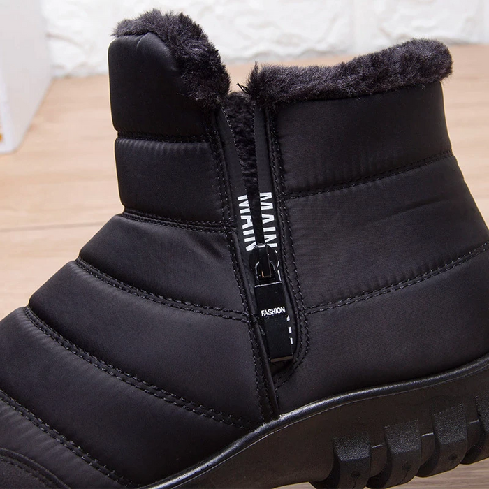 Schwarzer Winterstiefel mit Reißverschluss und Kunstfellfutter, rutschfeste Sohle, warm und wasserdicht, ideal für kalte Wetterbedingungen.