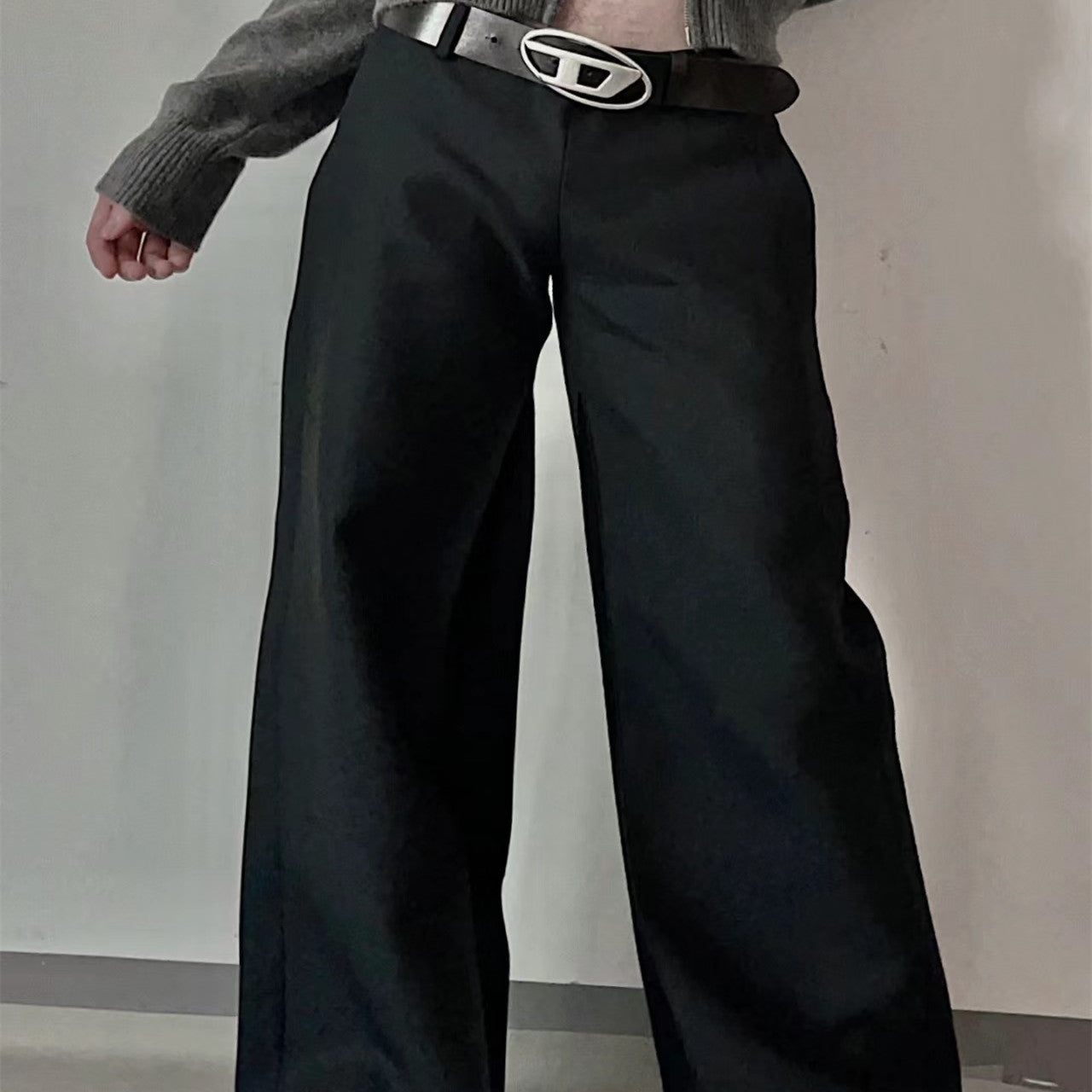 Women's suit pants with low waist, wide leg, and extended fit – Elegant style