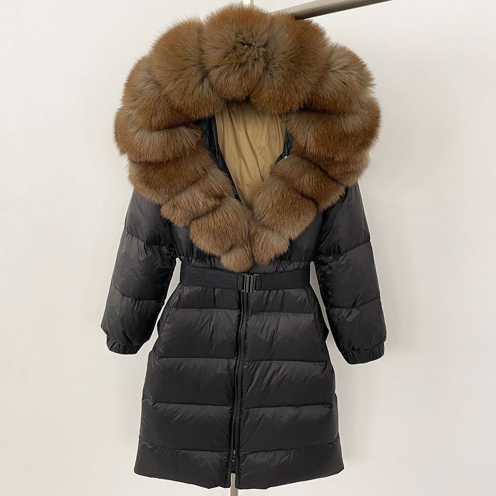 Schwarzer Daunenmantel mit großem, braunem Pelzkragen, modisch und warm, ideal für Wintermode. Hochwertige Winterjacke für Damen.