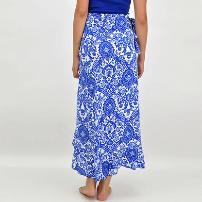 Frau in blau-weißem Wickelrock mit floralem Muster, Rückansicht. Sommermode, Damenbekleidung, eleganter Maxirock, Freizeitkleidung.