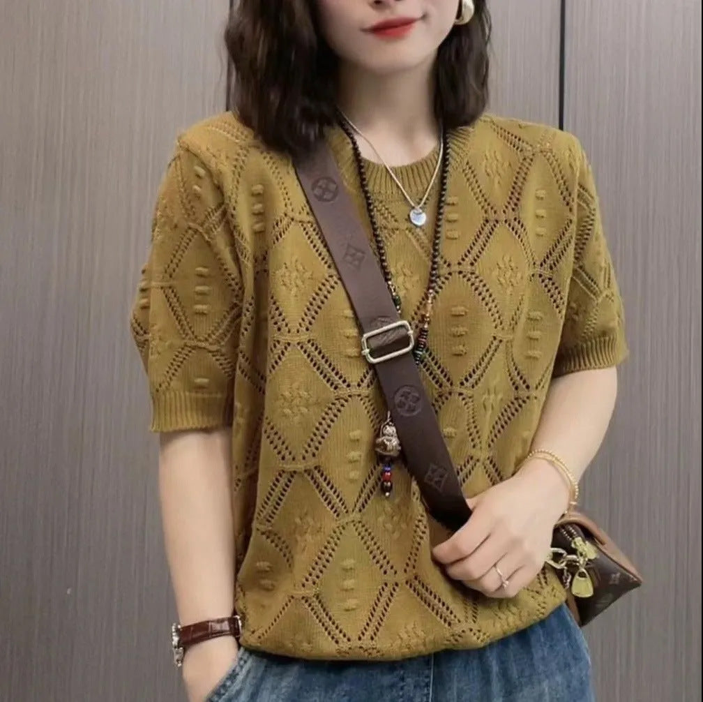 Frau in senfgelbem Strickpullover mit geometrischem Muster, brauner Umhängetasche und Jeans. Modetrend, lässiger Stil, Damenmode.