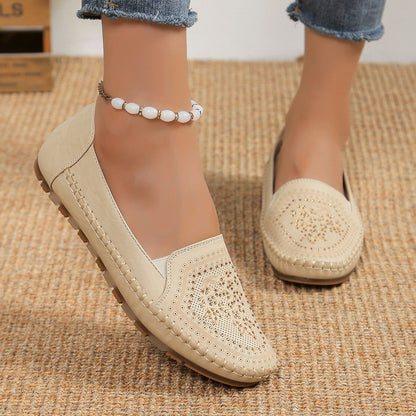 Beige Damen-Loafer mit Lochmuster, Perlenfußkettchen, Jeans. Bequeme, stilvolle Schuhe für Freizeit und Alltag. Ideal für Sommermode.