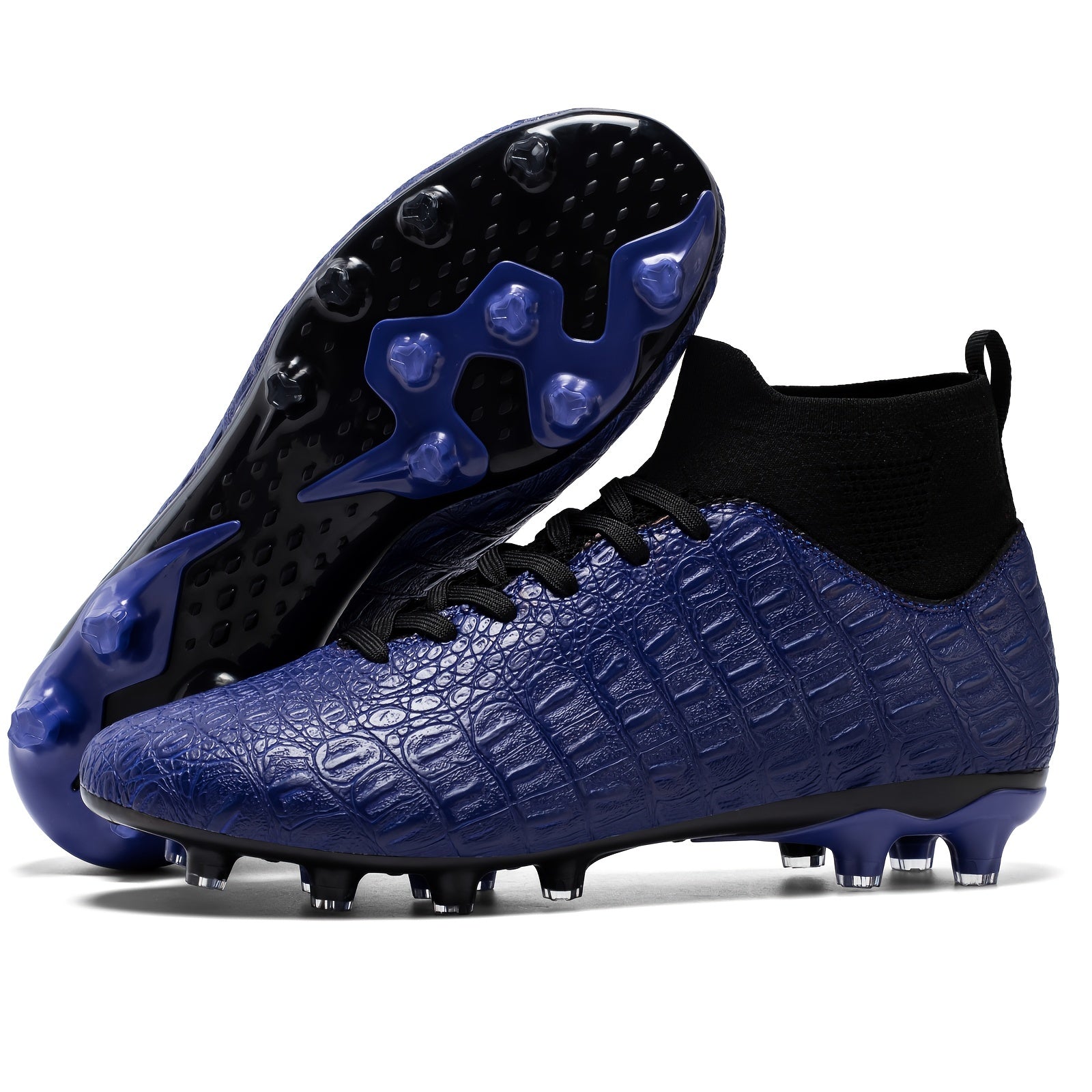 Blaue Fußballschuhe mit Krokodilleder-Optik, schwarzer Sohle und Stollen. Ideal für Rasenplätze. Hochwertige Sportausrüstung für Fußballspieler.