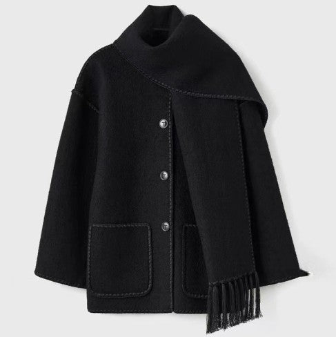 Schwarzer Wollmantel mit Knöpfen und Fransen-Schal, elegantes Design, warme Wintermode, Damenbekleidung, stilvoller Mantel für kalte Tage.