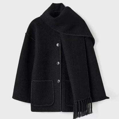 Schwarzer Wollmantel mit asymmetrischem Kragen und Fransen, Knopfleiste, zwei Taschen, elegantes Design, Herbst-Wintermode für Damen.