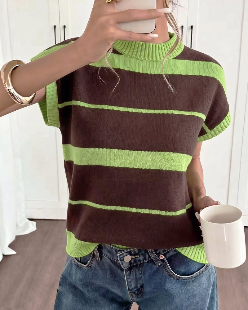 Gestreifter Kurzarm-Pullover in einer stilvollen Alltagskombination