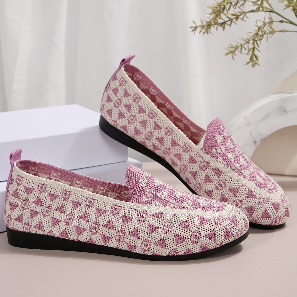 Damen-Loafer mit rosa-weißem geometrischem Muster, flachem Absatz und rutschfester Sohle. Stilvolle Freizeitschuhe für Frühling und Sommer.