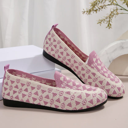 Damen-Loafer mit rosa-weißem geometrischem Muster, flachem Absatz und rutschfester Sohle. Stilvolle Freizeitschuhe für Frühling und Sommer.
