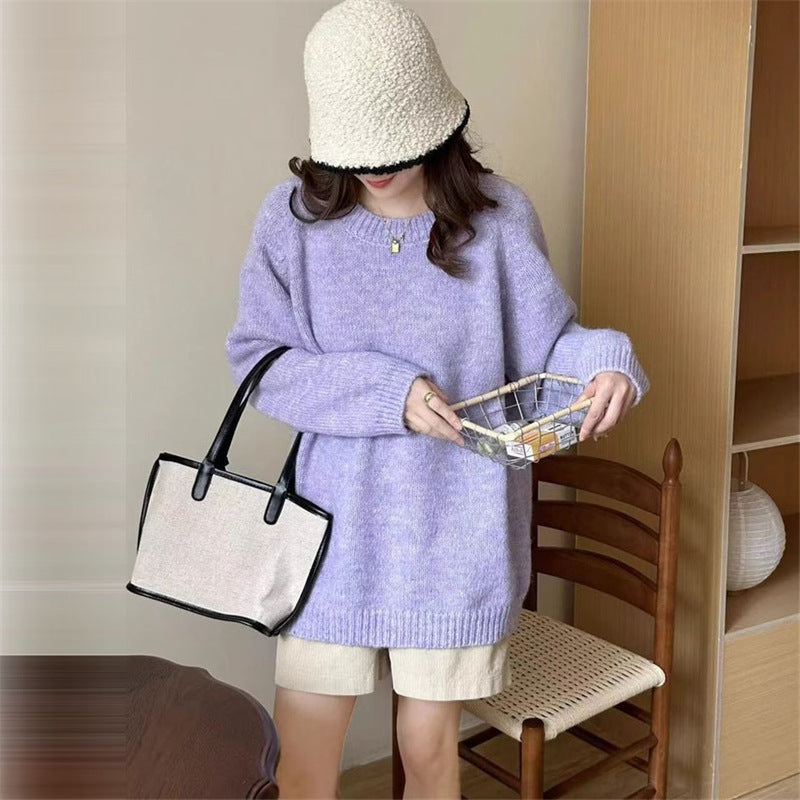 Women's sweater with round neckline and loose fit