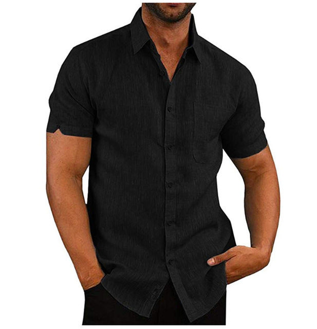 Schwarzes Herrenhemd, kurzärmelig, klassischer Kragen, Knopfleiste, lässiger Stil. Perfekt für Sommermode und Freizeitkleidung.