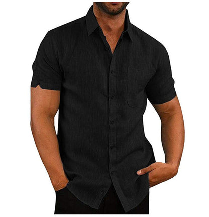 Schwarzes Herrenhemd, kurzärmelig, klassischer Kragen, Knopfleiste, lässiger Stil. Perfekt für Sommermode und Freizeitkleidung.