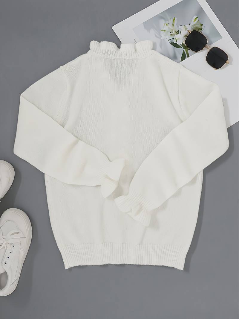 Weiße Strickpullover auf grauem Hintergrund, umgeben von weißen Sneakers und Sonnenbrille. Modetrend, Damenbekleidung, stilvolle Outfits.