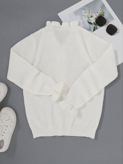 Weiße Strickpullover auf grauem Hintergrund, umgeben von weißen Sneakers und Sonnenbrille. Modetrend, Damenbekleidung, stilvolle Outfits.