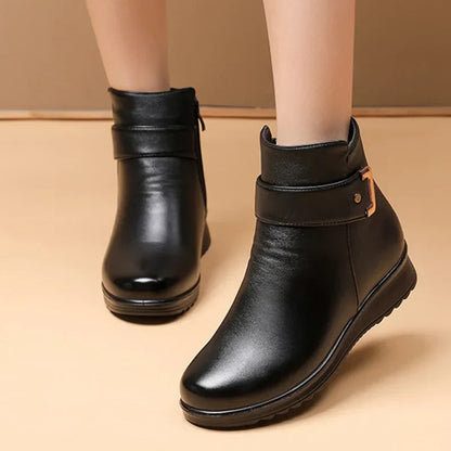 Schwarze Damenstiefeletten aus Leder mit seitlichem Reißverschluss und Schnalle, rutschfeste Sohle, modisch und bequem für Herbst und Winter.