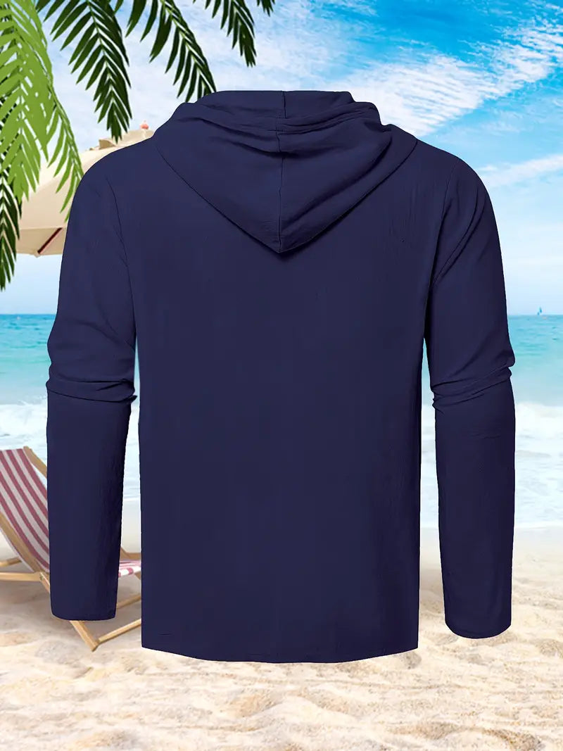 Dunkelblauer Kapuzenpullover am Strand, Palmen und Liegestuhl im Hintergrund, ideal für Sommermode und Freizeitkleidung.
