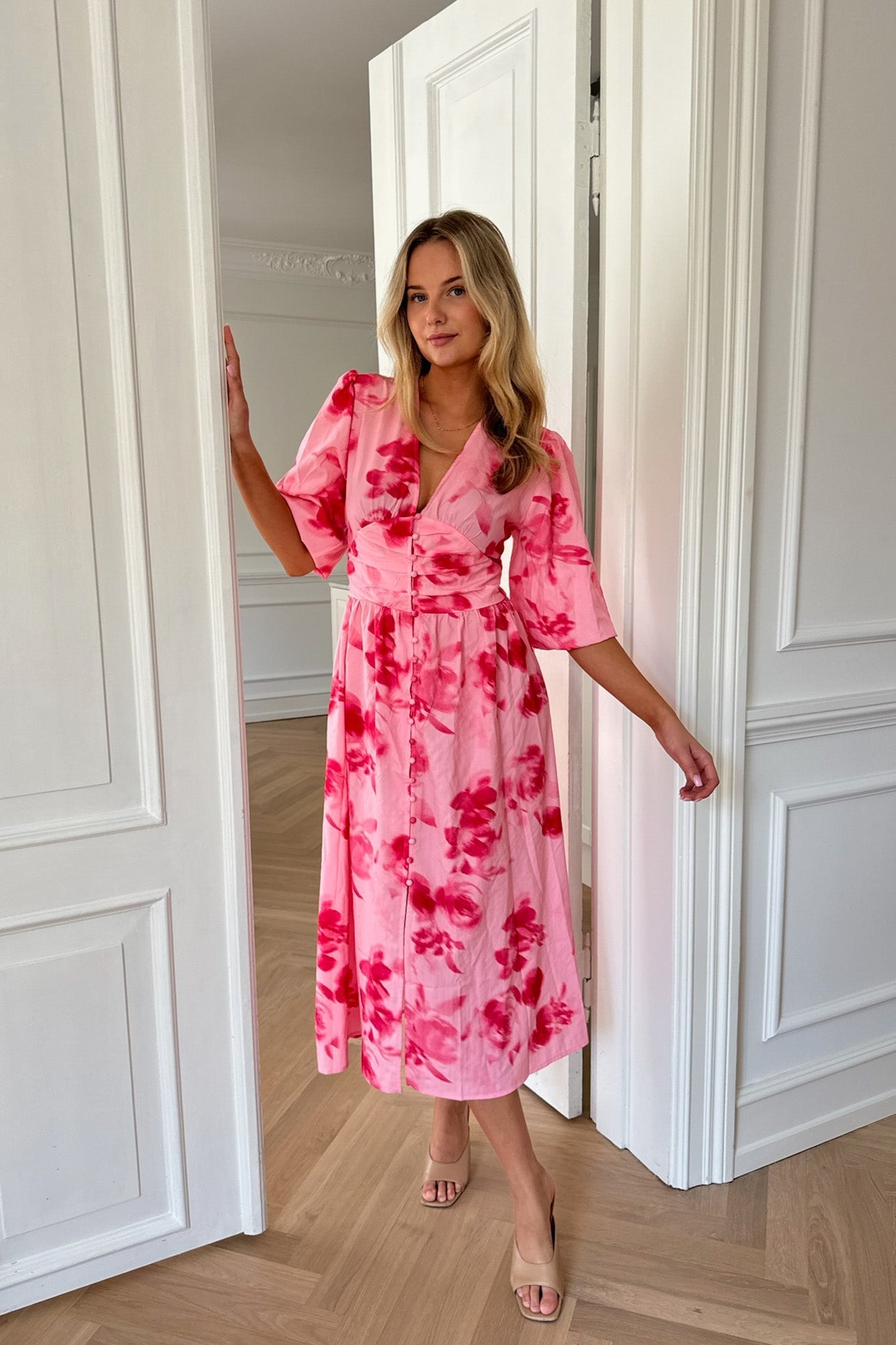 Damen Midikleid mit abstraktem pinkem Blumenmuster, langen Ärmeln und Knopfdetails