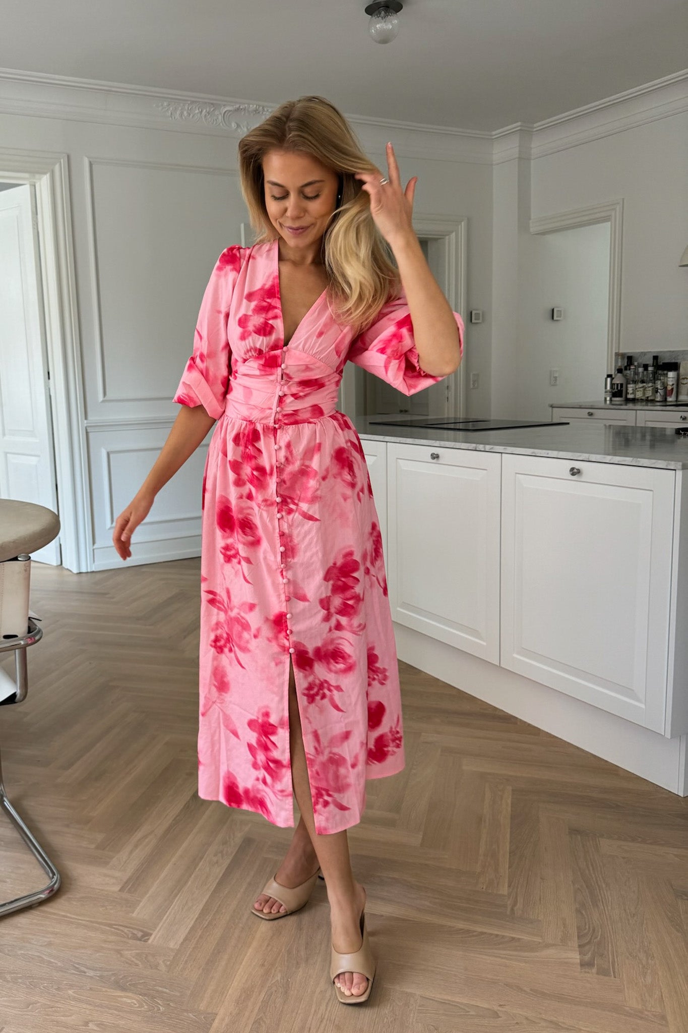Damen Midikleid mit abstraktem pinkem Blumenmuster, langen Ärmeln und Knopfdetails