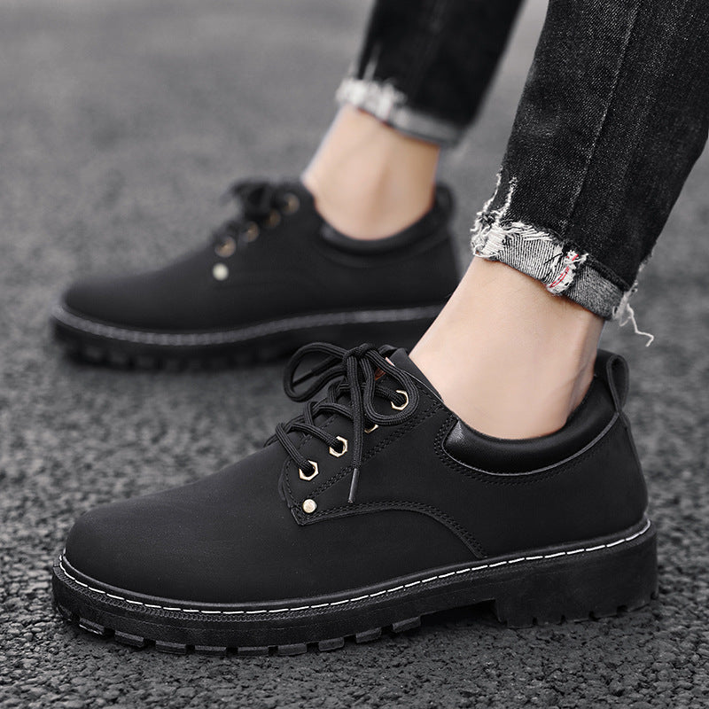 Schwarze Herrenschuhe aus Leder mit Schnürsenkeln, getragen auf Asphalt. Modische Freizeitschuhe, ideal für Herbst und Winter.