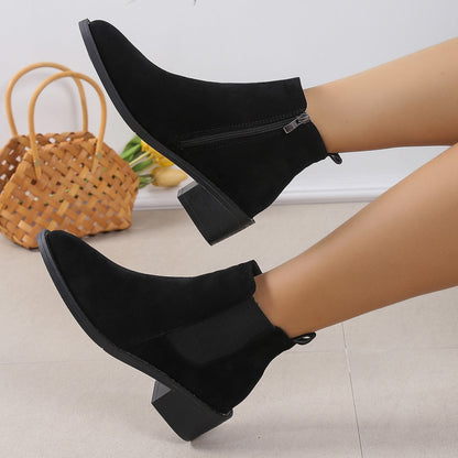 Schwarze Damen-Stiefeletten aus Wildleder mit Blockabsatz und seitlichem Reißverschluss, stilvoll und modern, ideal für Herbstmode.