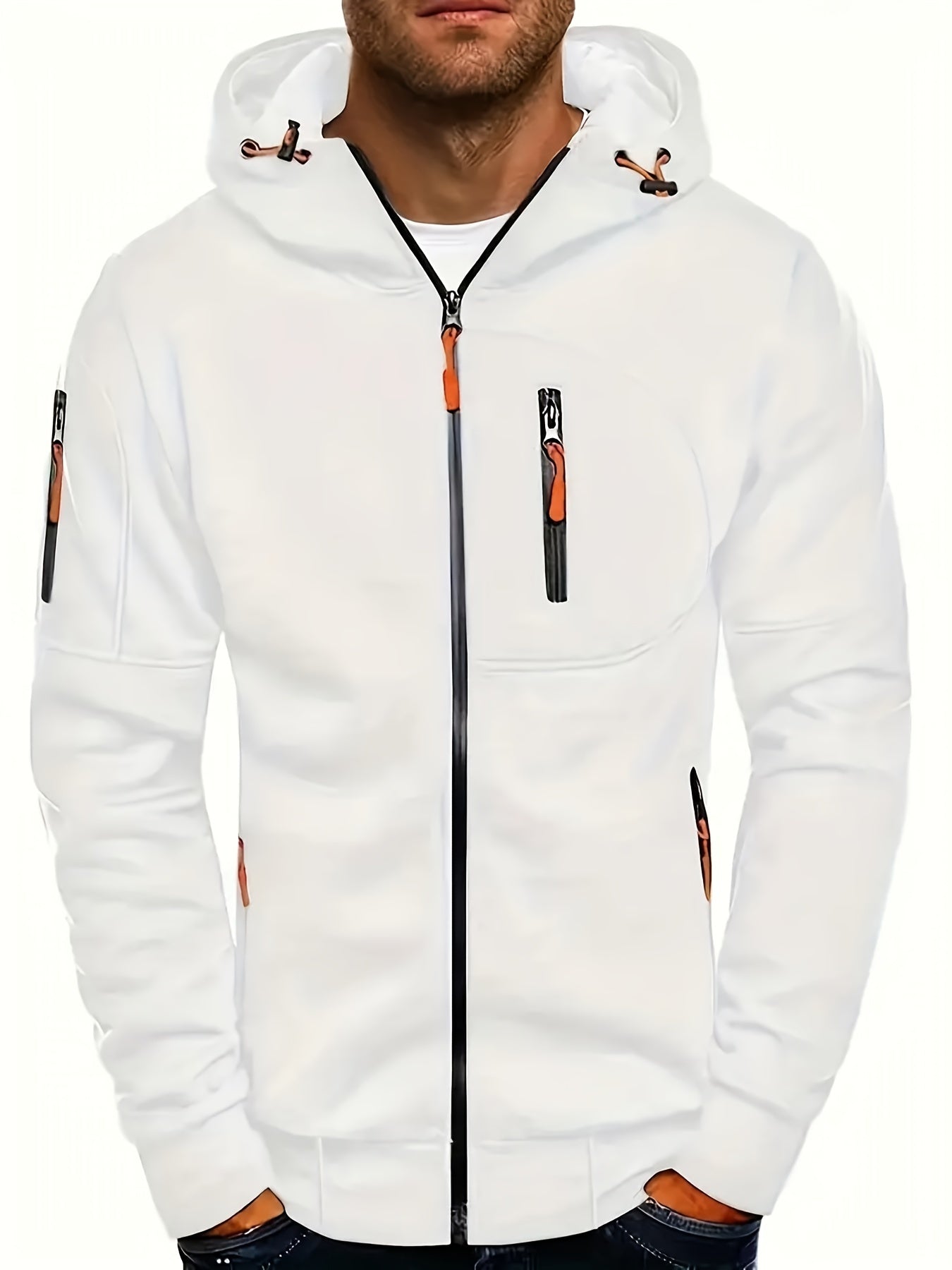 Mann in weißem Hoodie mit Kapuze, Reißverschlüssen und Taschen. Modischer Freizeitlook, ideal für Herbst und Winter. Bequeme Herrenbekleidung.