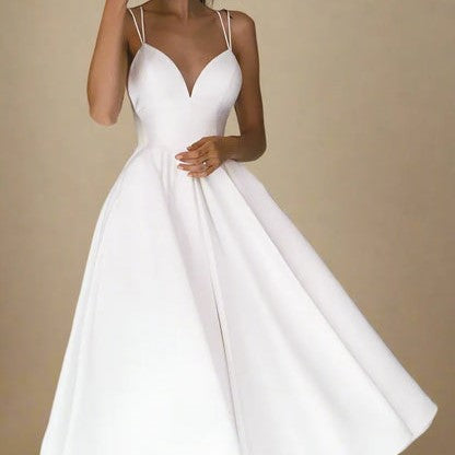 Elegantes weißes Abendkleid mit Spaghettiträgern und herzförmigem Ausschnitt, ideal für Hochzeiten oder formelle Anlässe.