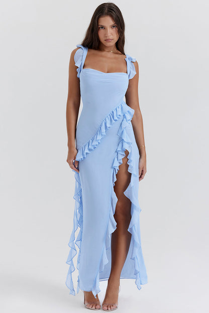 Frau in hellblauem, ärmellosem Kleid mit Rüschen und hohem Schlitz, elegantes Abendmode-Outfit, modisches Design, Sommerkleid.