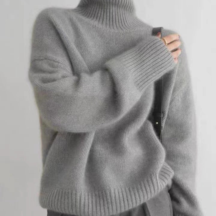 Grauer Oversize-Pullover aus Kaschmir, Rollkragen, weiches Strickmaterial, modisch und gemütlich, ideal für Herbst- und Wintermode.