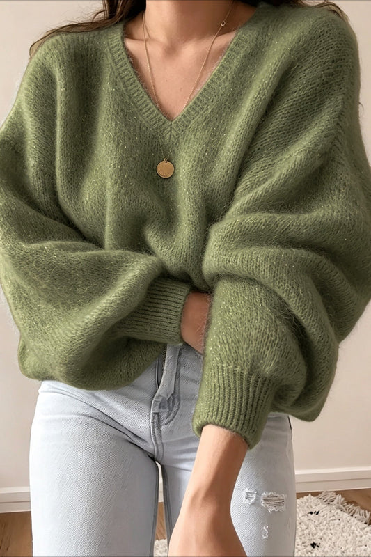 Frontansicht eines oversized Strickpullovers in Olivgrün mit V-Ausschnitt und Ballonärmeln