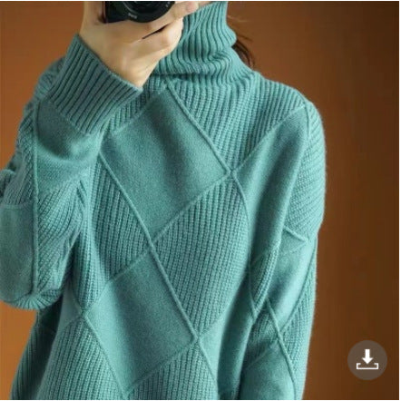 Grüner Rollkragenpullover mit Rautenmuster, gestrickt aus weichem Material. Modischer Damenpullover für Herbst und Winter.