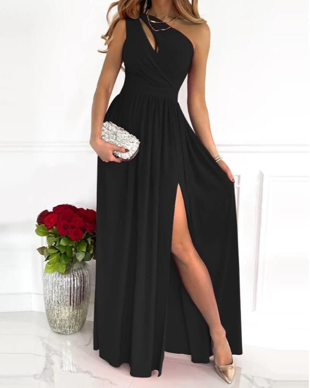 Elegantes schwarzes Abendkleid mit hohem Beinschlitz, kombiniert mit silberner Clutch und roten Rosen im Hintergrund. Perfekt für formelle Anlässe.