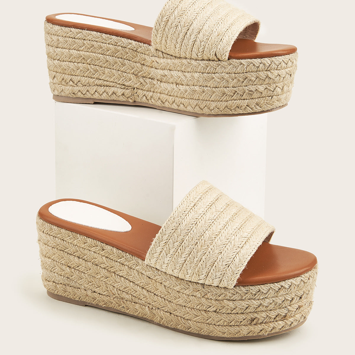 Beige Plateau-Sandalen mit geflochtener Bastsohle, modisch und sommerlich, ideal für Damen. Perfekt für Strand- und Freizeitoutfits.