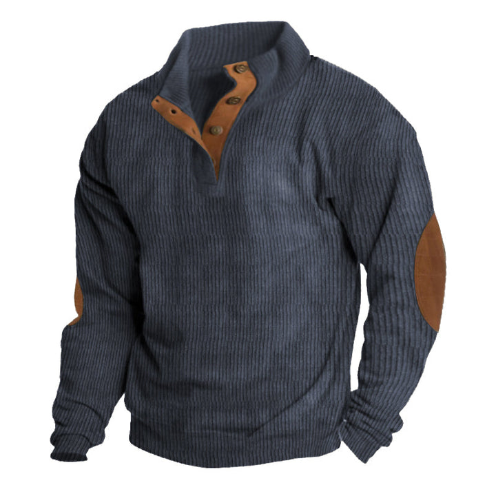 Grauer Strickpullover mit braunen Ellenbogen-Patches und Knopfleiste. Herrenmode, Winterkleidung, stilvoller Pullover für kalte Tage.