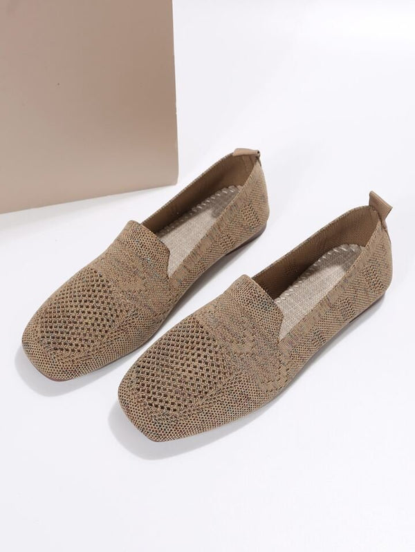 Beige Damen-Loafer aus Strickmaterial, atmungsaktiv und bequem, ideal für den Alltag. Modische, flache Schuhe mit rutschfester Sohle.