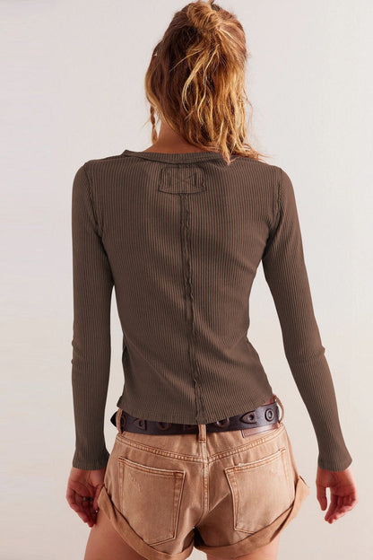 Damen-Strickjacke mit gerippter Struktur und taillierter Passform