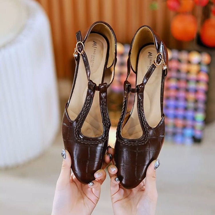 Damenschuhe Mit Spitzer Zehenpartie, Gekreuzten Riemen, Hohler Schnalle Und Niedrigem Absatz