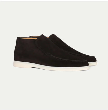 Schwarze Wildleder-Stiefeletten für Herren mit weißer Sohle, elegantes Design, ideal für Freizeit und Business, hochwertige Verarbeitung.