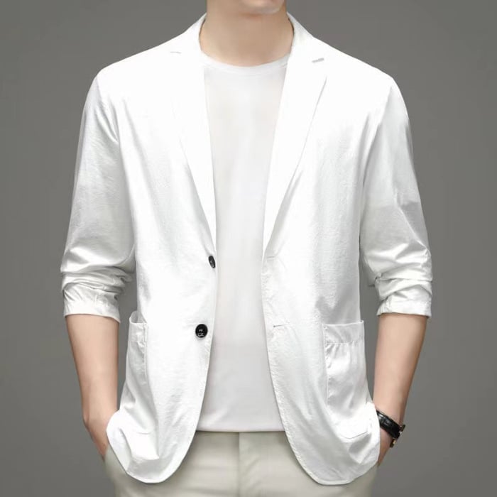 Weiße Herrenjacke mit aufgerollten Ärmeln, getragen über einem weißen T-Shirt. Modischer, eleganter Look für Business und Freizeit.