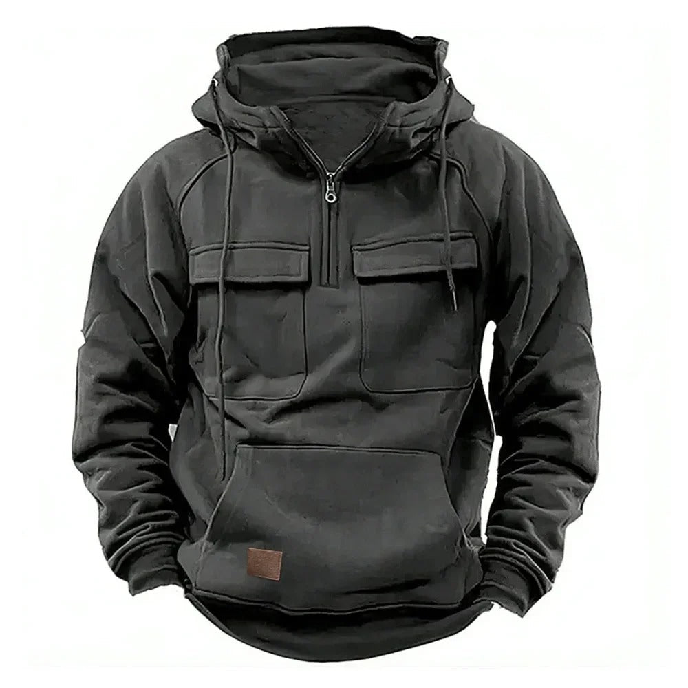 Schwarzer taktischer Hoodie mit Reißverschluss, Kängurutasche und Kapuze. Robustes Design, ideal für Outdoor-Aktivitäten und Freizeitkleidung.