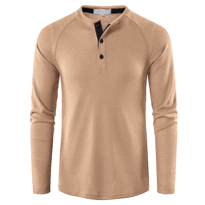 Beiges Herren-Henley-Shirt mit langen Ärmeln, Knopfleiste und strukturiertem Stoff. Modisches Oberteil für Herren, ideal für Freizeitkleidung.